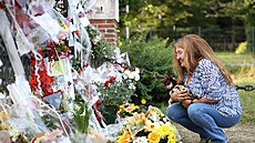 Fanou�ci herce Alaina Delona pokládají p�ed jeho sídlo kv�tiny