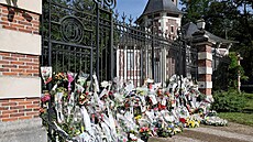 Brána k sídlu zesnulého herce je obklopena kv�tinami