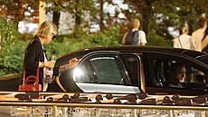 Tento mu� vyzvedl Dominiku Mesaro�ovou z leti�t�.