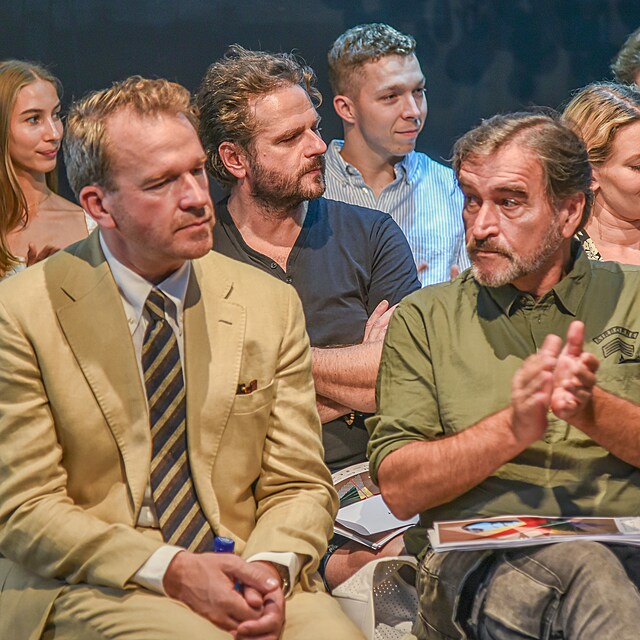 Um�lci nominovan� na Ceny Th�lie: V pop�ed� Stanislav Majer, za n�m Miloslav K�nig a znovu v pop�ed� Jan Kola��k, jen� vstoupil do �irok�ho pov�dom� seri�lem Dobr� r�no, Brno!