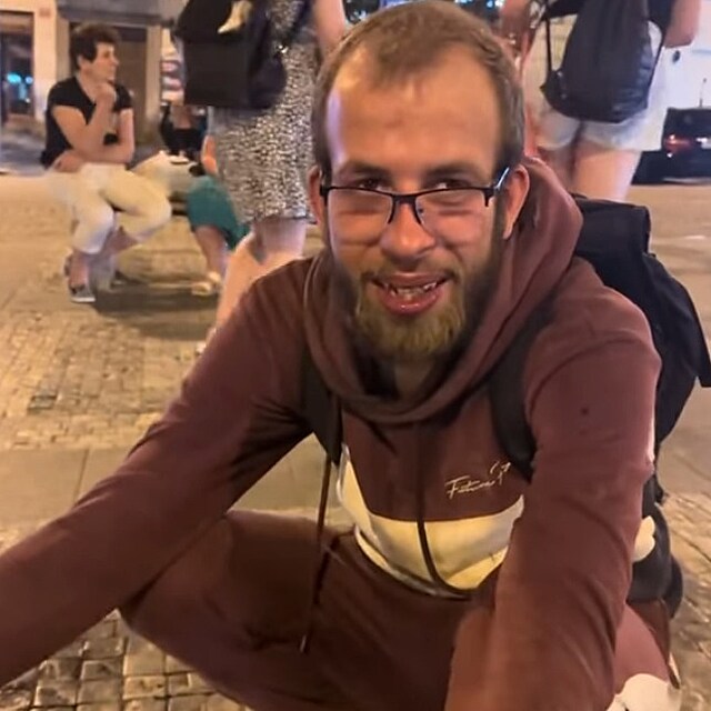 Koleso je na tot�ln�m dnu. M� podivn� zkroucen� t�lo, podle lid� trp� a dlouho...