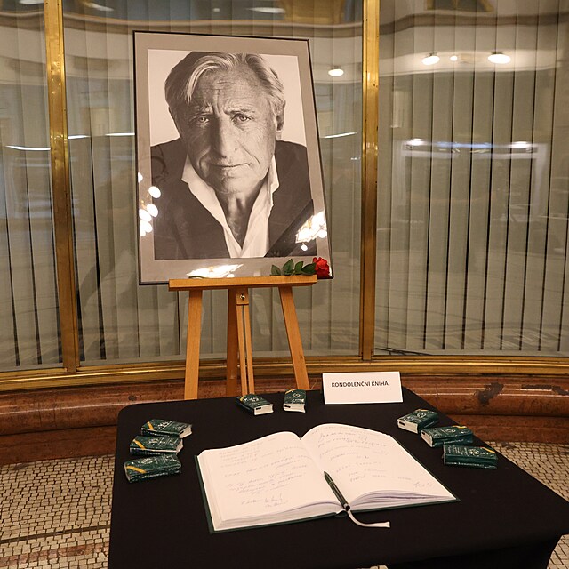 Lid� se p�i�li rozlou�it s Karlem He�m�nkem.