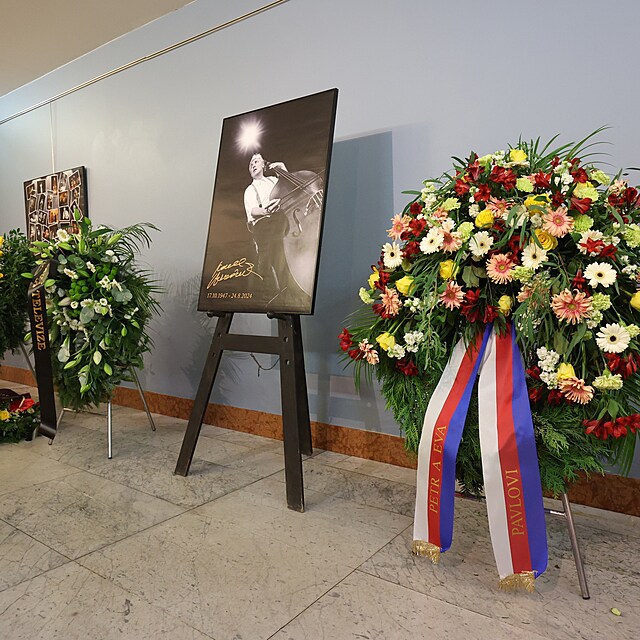 Lid� se p�i�li rozlou�it s Karlem He�m�nkem.