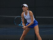 Sama se tenisu aktivn� v�nuje.