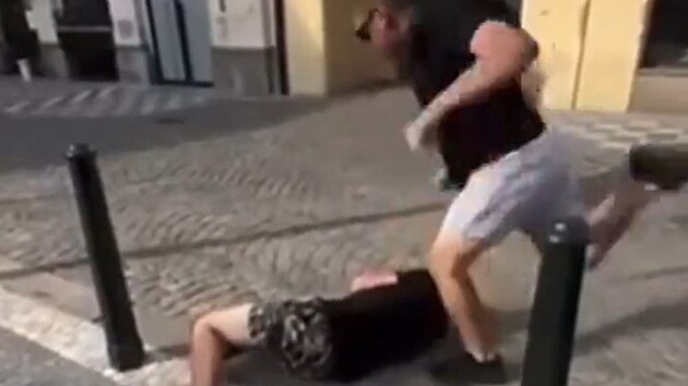 dajn zfetovan mu se navel na zastvce do eny. Oste ho na zem sejmul nhodn kolemjdouc.