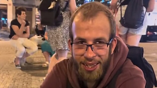 Koleso je na totlnm dnu. M podivn zkroucen tlo, podle lid trp a dlouho u nevydr