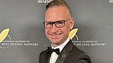 Adam Paík bhem pedávání kniních cen v Los Angeles.