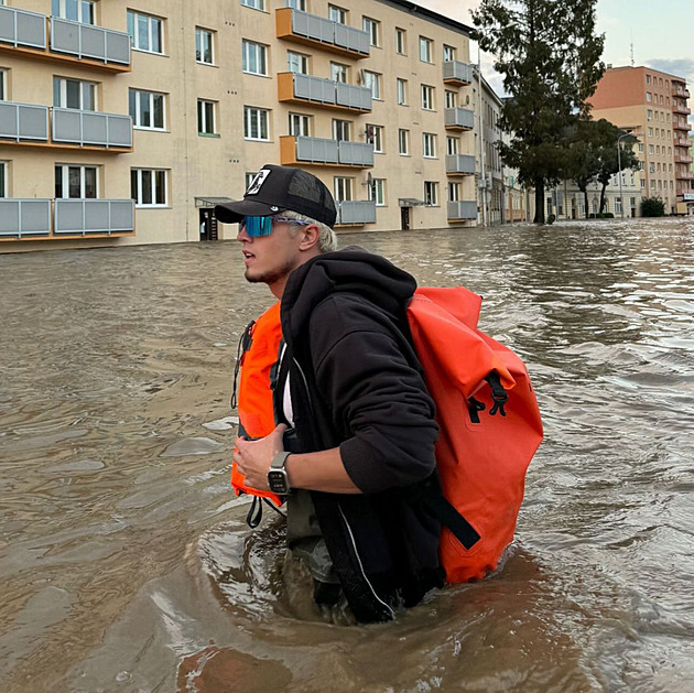 Mariánek se snaží obhajovat pomoc při povodních. Děláš si jen PR, na tvoje přešlapy ale nezapomeneme, píšou lidé
