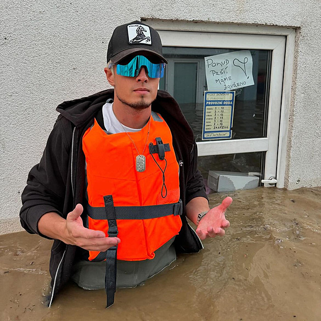 Mariánek při návštěvě Česka zamířil na párty. Slibuje propracovanou tvorbu, fanošci už mu nevěří