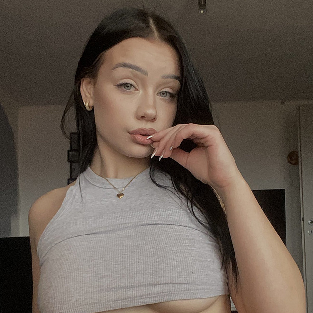 Tiktokerka se svěřila, že ji bývalý partner donutil, aby ho sledovala, jak si užívá s prostitutkou