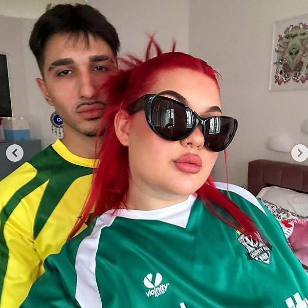 Vy jste takové d*vky, je mi z vás zle, zlobí se Sugar Denny. Její sledující totiž psaly jejímu partnerovi