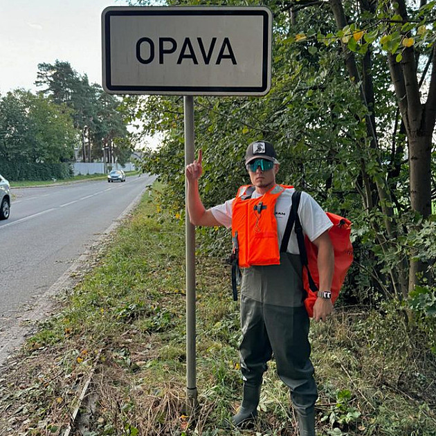 Mariánek je opět v Česku a pomáhá lidem zasaženým povodněmi. Dělat si na tomhle čísla je hnus, píšou mu lidé