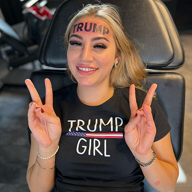Influencerka si nechala na čelo vytetovat jméno Trump. To tetování je falešné, promuješ si OnlyFans, reagují lidé