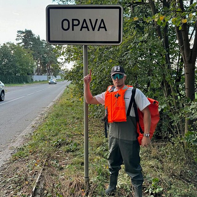 Marinek je opt v esku a pomh lidem zasaenm povodn. Dlat si na tomhle...