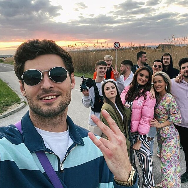 T�m, kter� se pod�lel na klipu zp�va�ky Dominiky Mirgov�. Trabo fot�, Krist� je v r��ov� bund� za n�m.