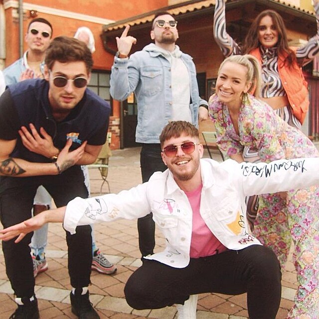 Z�b�ry z klipu. Krist� je vpravo vzadu, je�t� jako brunetka.