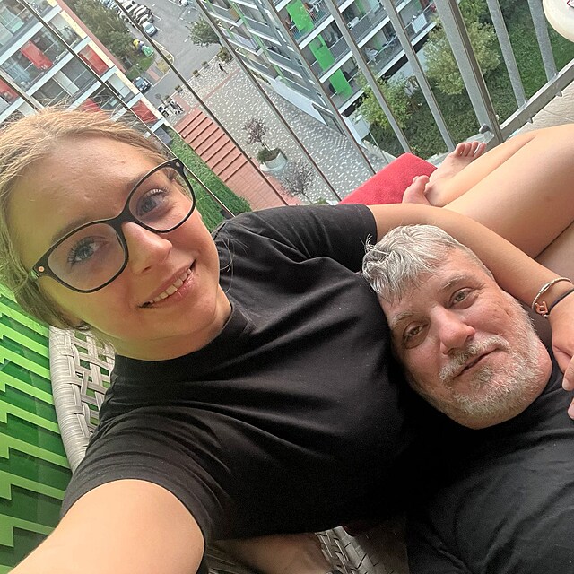 Romsk� aktivista Jaroslav Miko se pochlubil novou p��telkyn�. N�kte�� poukazuj� na zjevn� velk� v�kov� rozd�l.