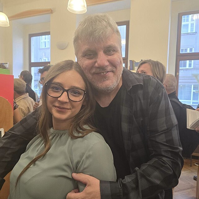 Romsk� aktivista Jaroslav Miko se pochlubil novou p��telkyn�. N�kte�� poukazuj� na zjevn� velk� v�kov� rozd�l.