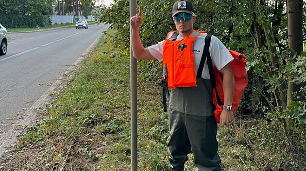 Marinek je opt v esku a pomh lidem zasaenm povodn. Dlat si na tomhle sla je hnus, pou mu lid