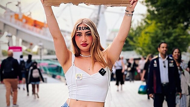 Influencerka si nechala na elo vytetovat jmno Trump. To tetovn je falen, promuje si OnlyFans, reaguj lid