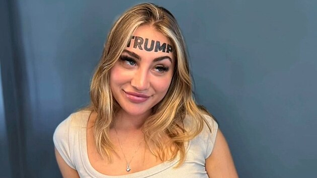 Influencerka si nechala na elo vytetovat jmno Trump. To tetovn je falen, promuje si OnlyFans, reaguj lid