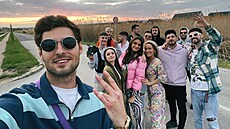 Tým, který se podílel na klipu zp�va�ky Dominiky Mirgové. Trabo fotí, Kristí je...