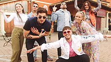 Záb�ry z klipu. Kristí je vpravo vzadu, je�t� jako brunetka.