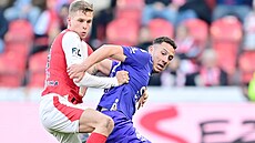 Ladislav Krobot (vpravo) v souboji s Davidem Zimou