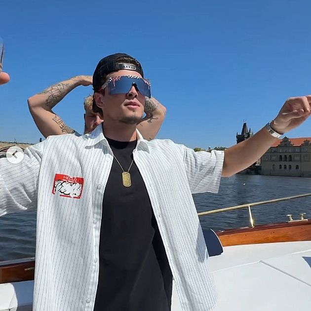 Mariánek nedodržuje sliby a fanoušci se zlobí. Sliboval pravidelnou originální tvorbu, vydal pouze dvě obyčejná videa