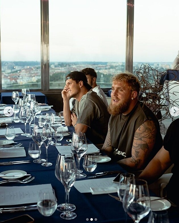 Jon Marinek pzuje s Jakem Paulem v restauraci.