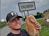 Jon Mariánek pózuje s chlebem.