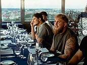 Jon Mariánek pózuje s Jakem Paulem v restauraci.