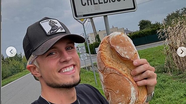 Jon Marinek pzuje s chlebem.