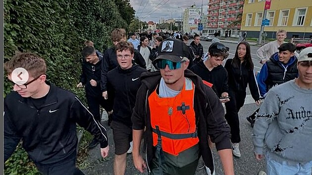 Jon Marinek pzuje s chlebem.