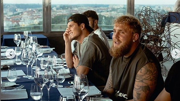 Jon Marinek pzuje s Jakem Paulem v restauraci.
