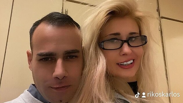 Po Shopaholic Adel pichz nov ptelkyn. dajn podvodnk ze seznamek m nov lovek a lid se mu smj