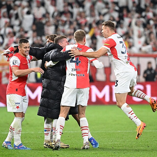 Slavia porazila Spartu 2:1 a m� v �ele ligy �estibodov� n�skok.