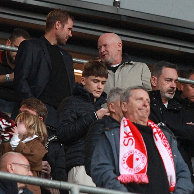 Derby si na VIP tribun� u�il tak� David Pracha�