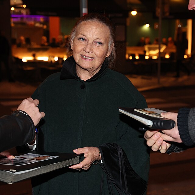 Jana Preissov� se podepisovala fanou�k�m.