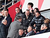 Alexandr Vondra se zdraví s majitelem Slavie Pavlem Tyka�em.