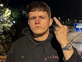 Sibian se neekan sm odmaskoval. Nkolik tvrc mu vyhroovalo, e ho odhal...