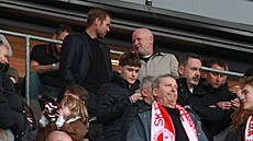 Derby si na VIP tribun� u�il také David Pracha�