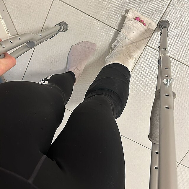 Lucie mus� kv�li zran�n�m pou��vat berle.