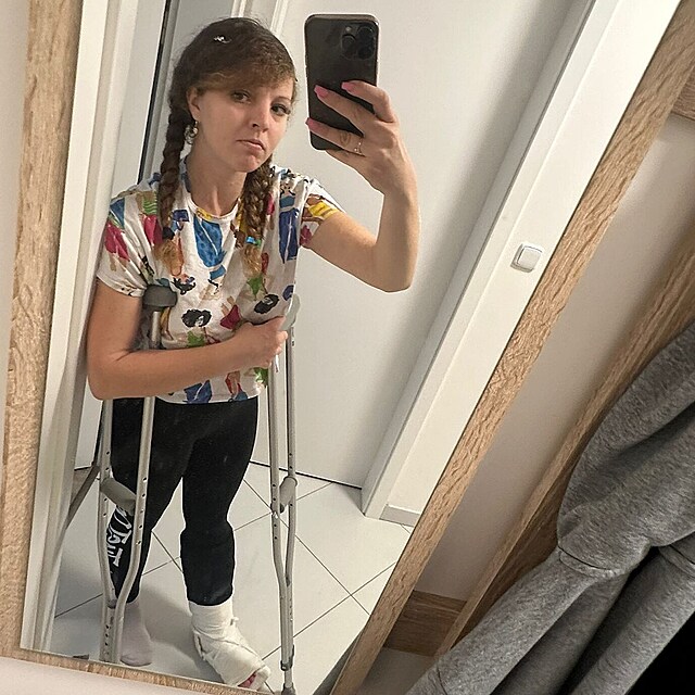 Lucie mus� kv�li zran�n�m pou��vat berle.