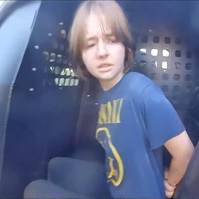 Carly p�ed soudem.