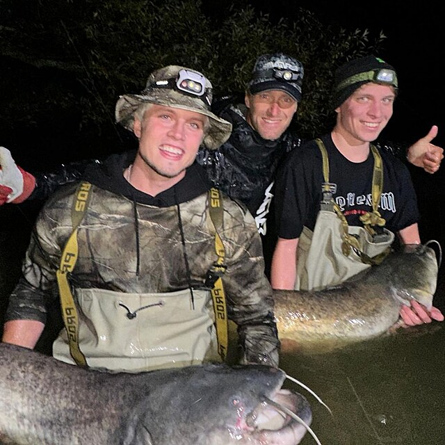 Marinek dajn opustil esko. Vydal se na ryby s Jakubem Vgnerem a lid se i...