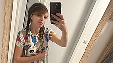 Lucie musí kv�li zran�ním pou�ívat berle.