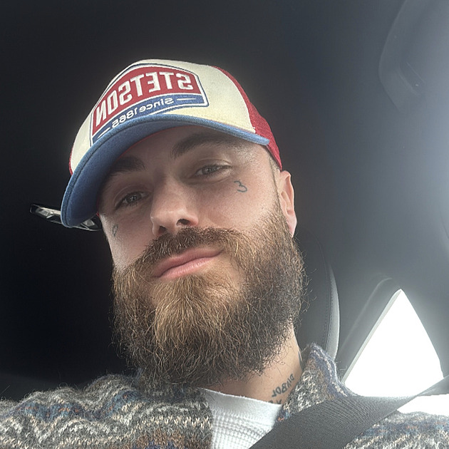 Rapper Karlo je venku z vzení, zbytek trestu si má odpykat v domácím vzení....