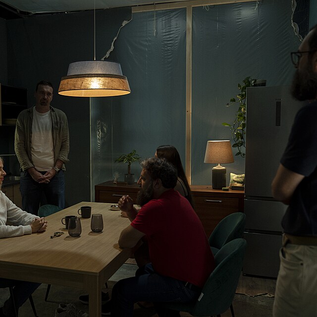 Sn�mek z repliku bytu, kterou filma�i postavili por ��ely rekonstrukce osudn�ho r�na.