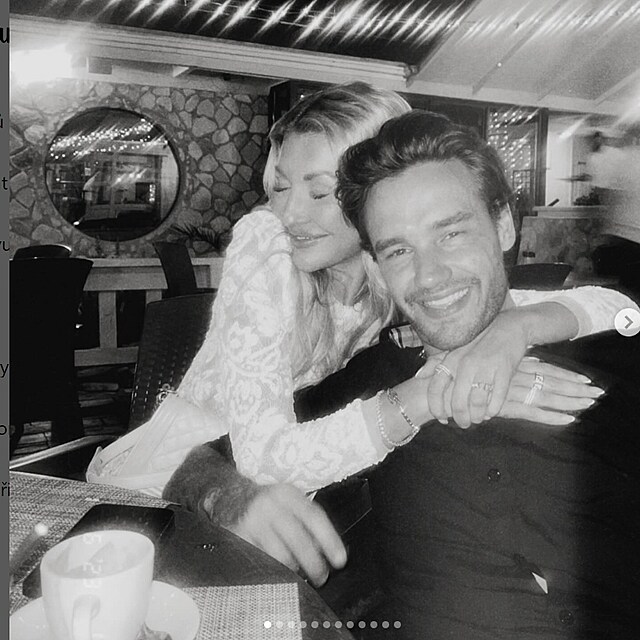 Liam s p��telkyn� v restauraci.